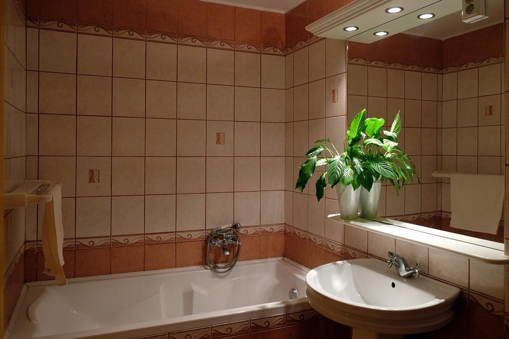 Var-Torony Apartman Gyula Exteriör bild