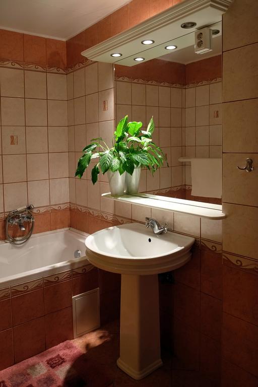Var-Torony Apartman Gyula Exteriör bild