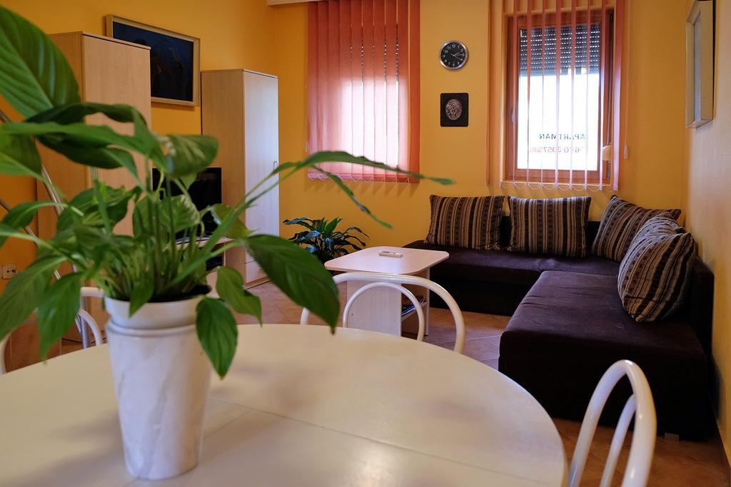 Var-Torony Apartman Gyula Exteriör bild