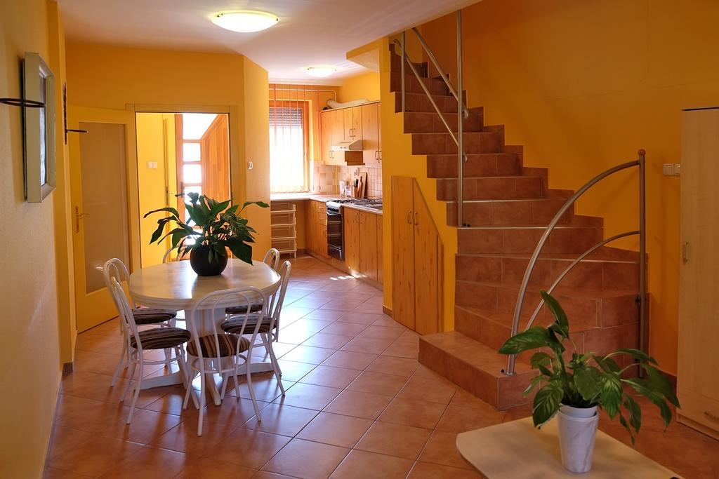 Var-Torony Apartman Gyula Exteriör bild