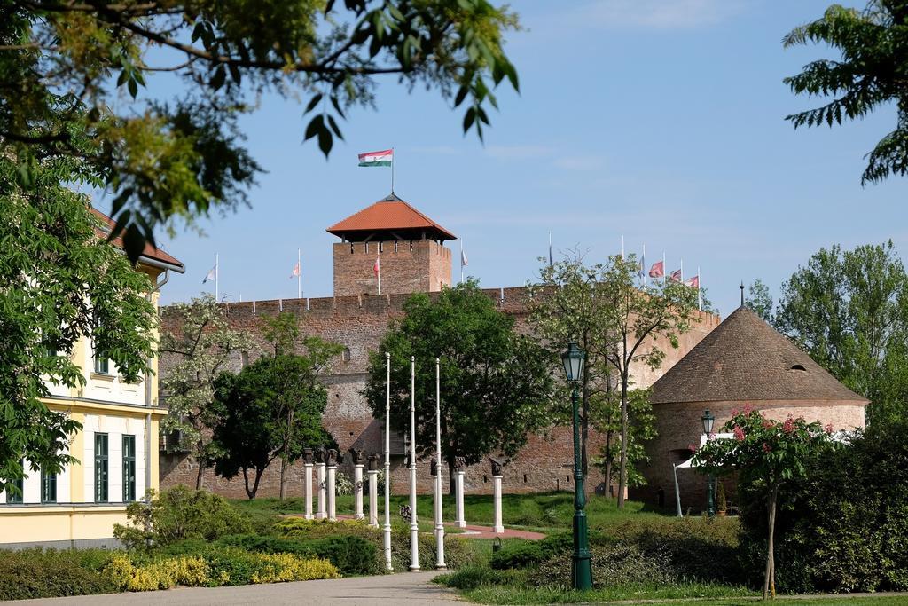 Var-Torony Apartman Gyula Exteriör bild